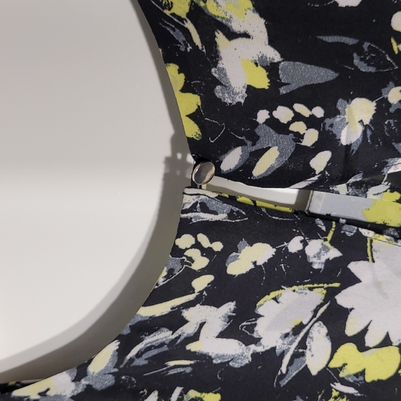 Decree, size Large, Black polyester floral yellow tank top blouse - Picture 4 of 8